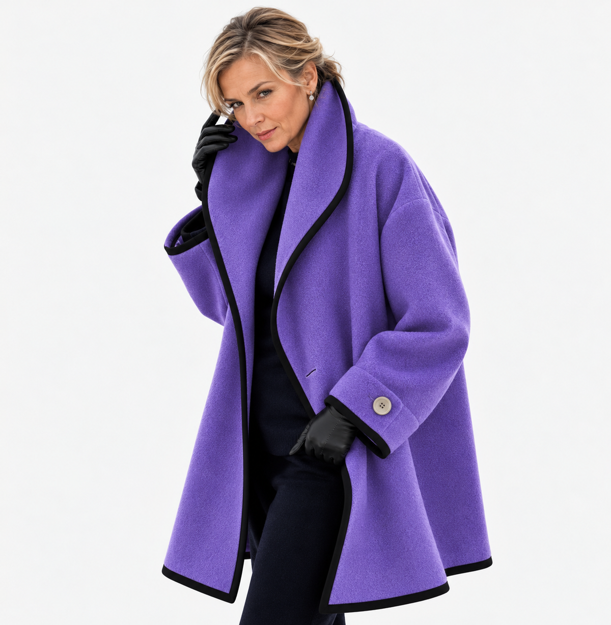 Abrigo de lana violeta con solapas, botones en puños y forro negro visible