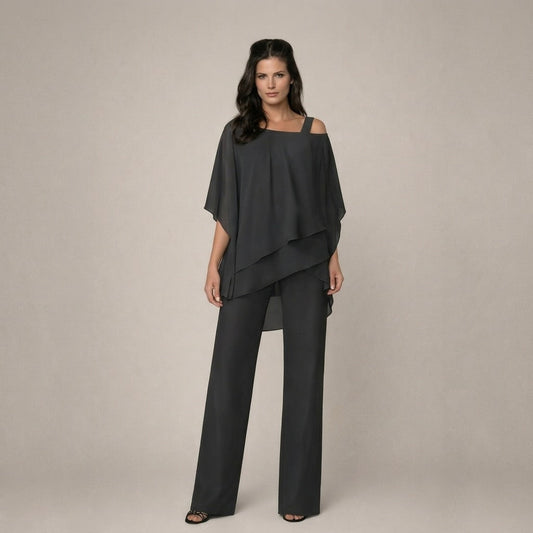 Conjunto de varias capas negro: blusa holgada drapeada y pantalón recto fluido