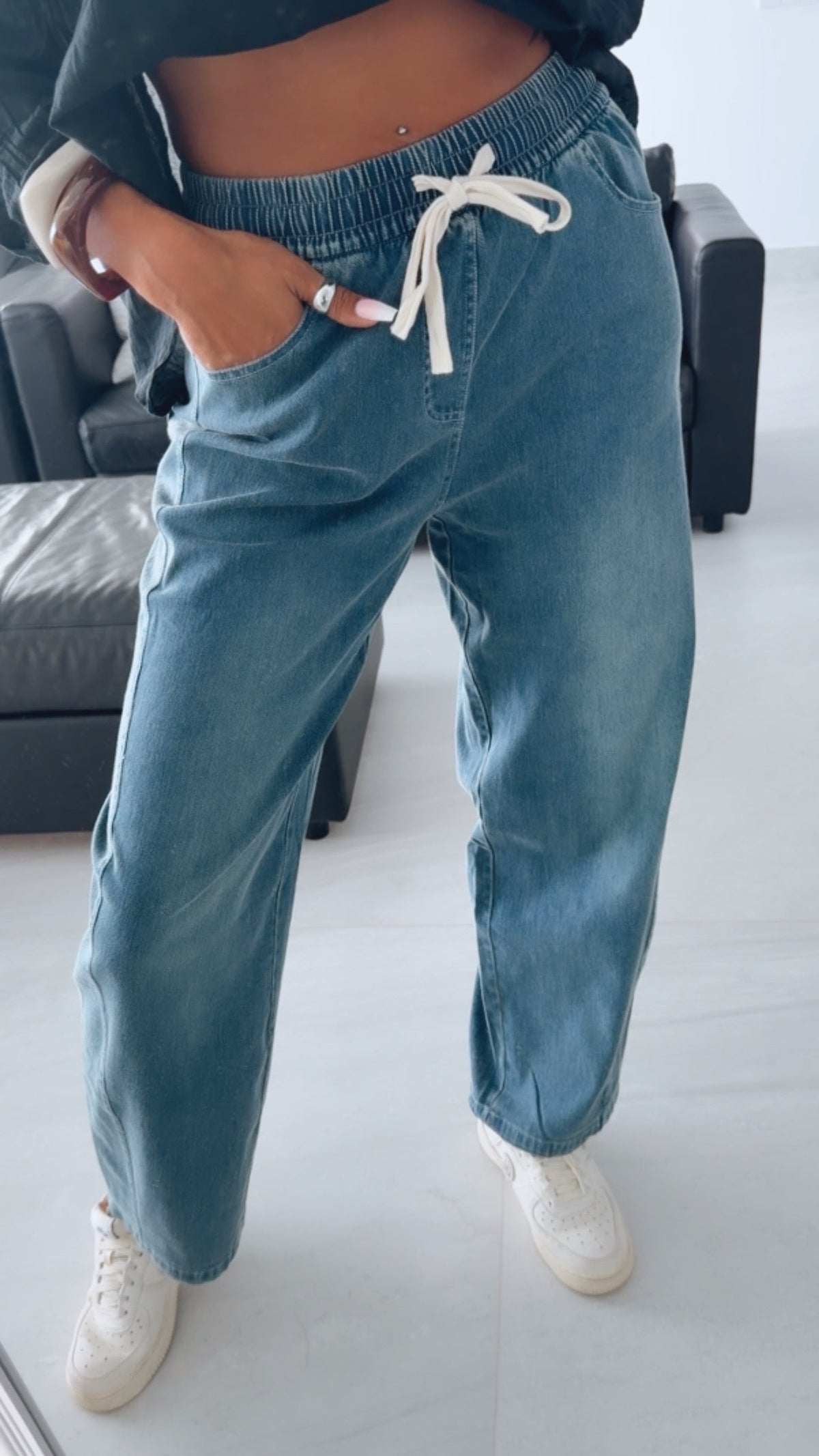 Pantalones denim azul estilo balón con cordón ajustable y tiro alto, dobladillo abombado