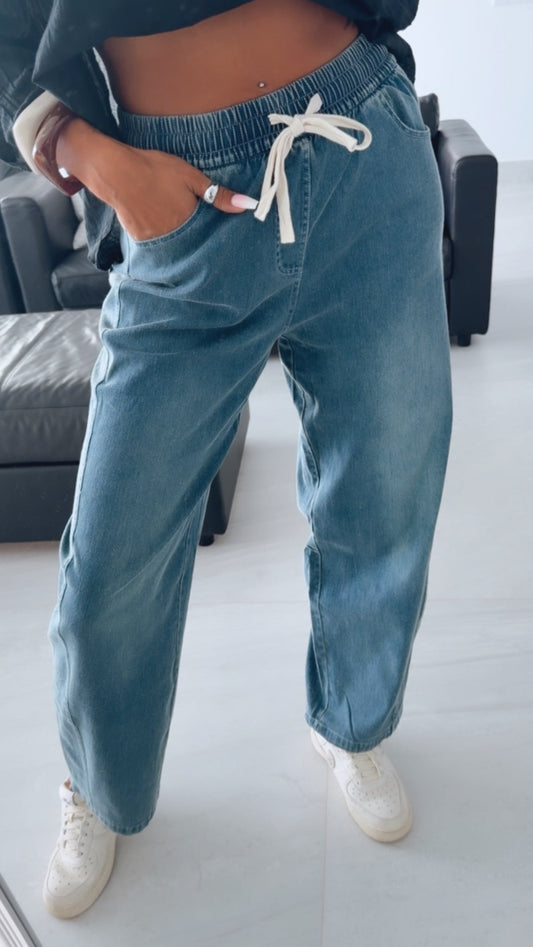 Pantalones denim azul estilo balón con cordón ajustable y tiro alto, dobladillo abombado