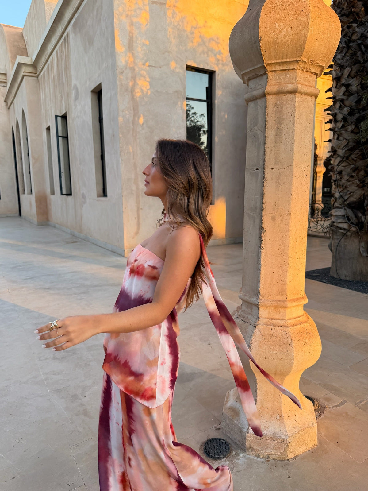 Vestido largo sin mangas tie-dye multicolor con cinta trasera larga