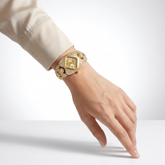 Reloj con cristales dorado y esfera cuadrada negra sobre la muñeca