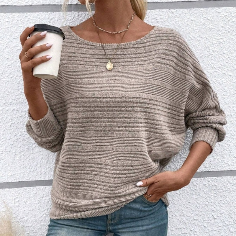 Jersey rayado beige de punto, cuello redondo y mangas largas.