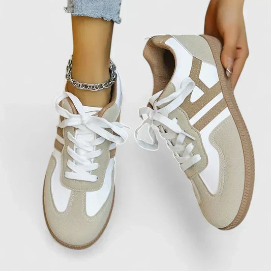 Zapatillas ortopédicas bicolor beige y blanco con cordones, suela gruesa y pala con paneles