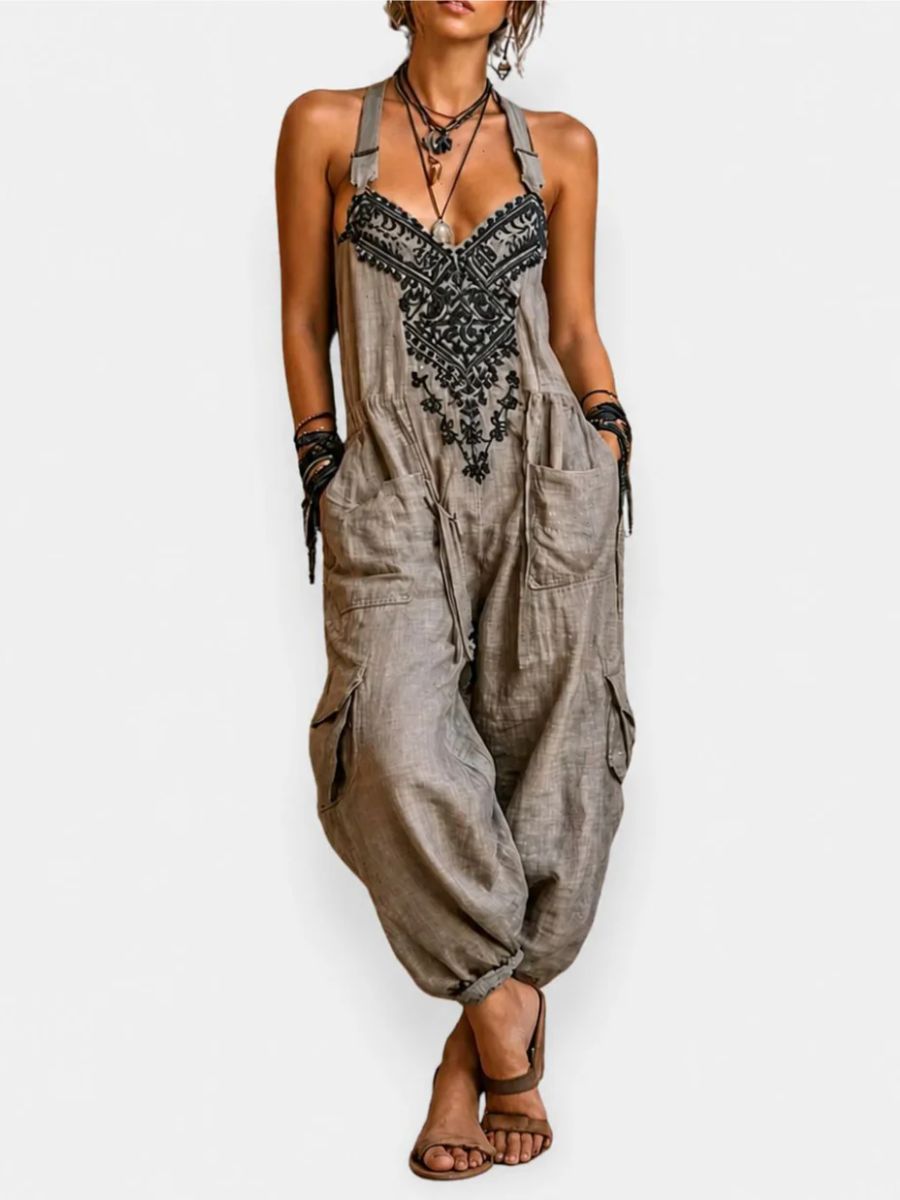 Mono bohemio gris con bordado negro, tirantes y bolsillos tipo cargo