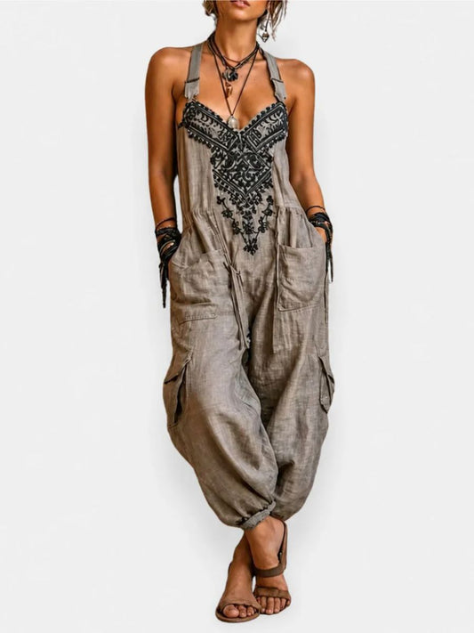 Mono bohemio gris con bordado negro, tirantes y bolsillos tipo cargo