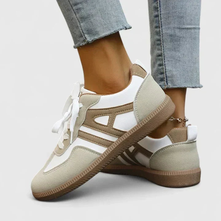 Zapatillas ortopédicas bicolor beige y blanco con cordones y suela de goma en el talón