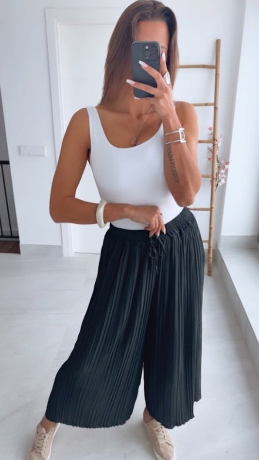 Pantalones plisados negros de pierna ancha, cintura elástica y caída suelta