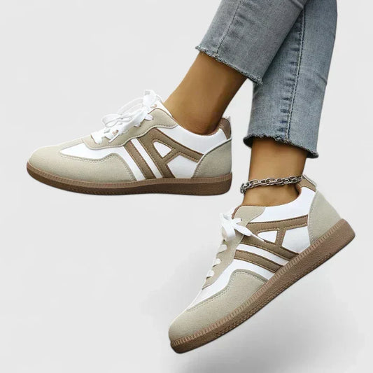Zapatillas ortopédicas bicolor blanco y beige con cordones y suela de goma marrón