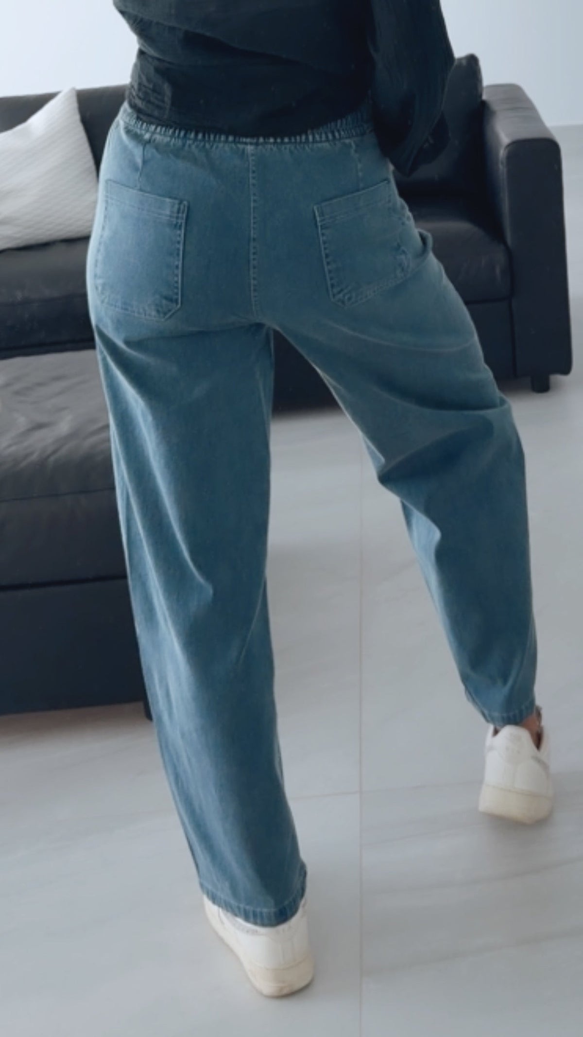 Pantalones denim azul estilo balón con cintura elástica y pierna holgada