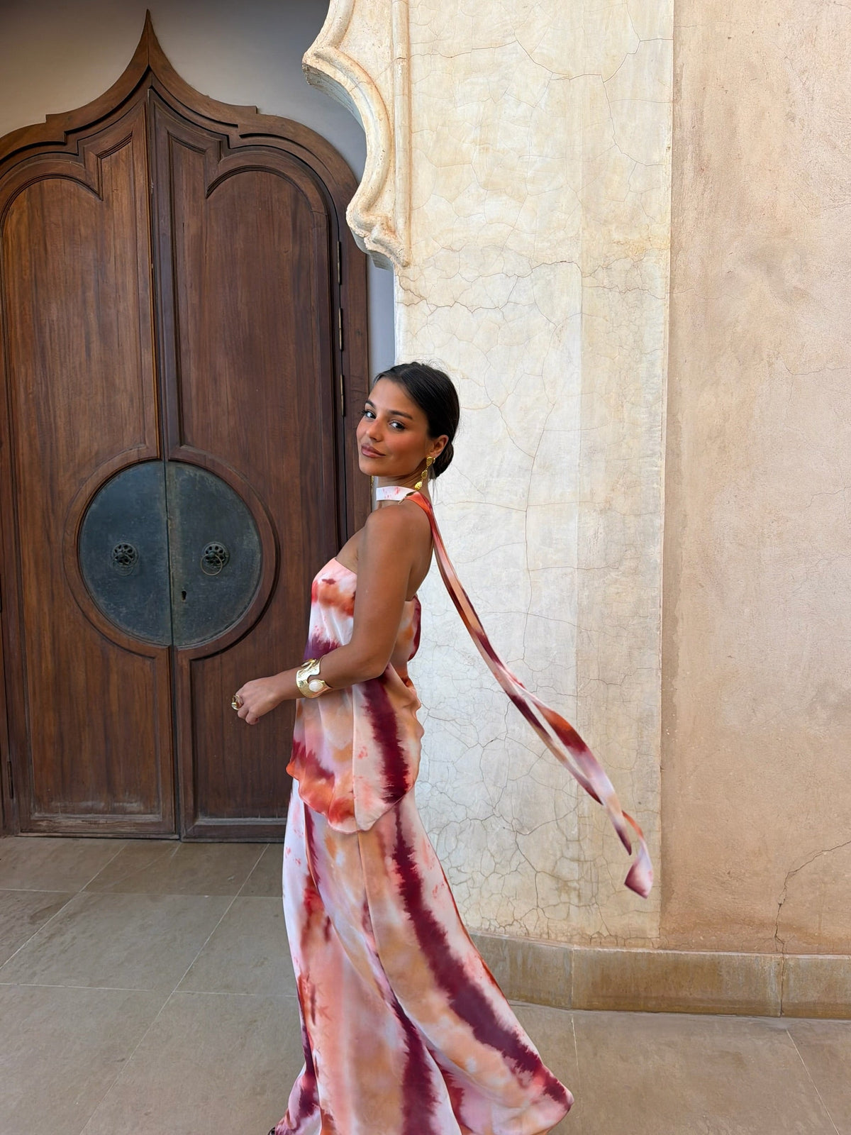 Vestido largo sin mangas tie-dye multicolor con tiras largas cruzadas en la espalda