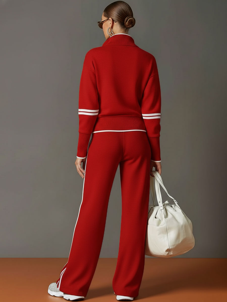 Conjunto de dos piezas rojo visto de espaldas: jersey con media cremallera y pantalón ancho