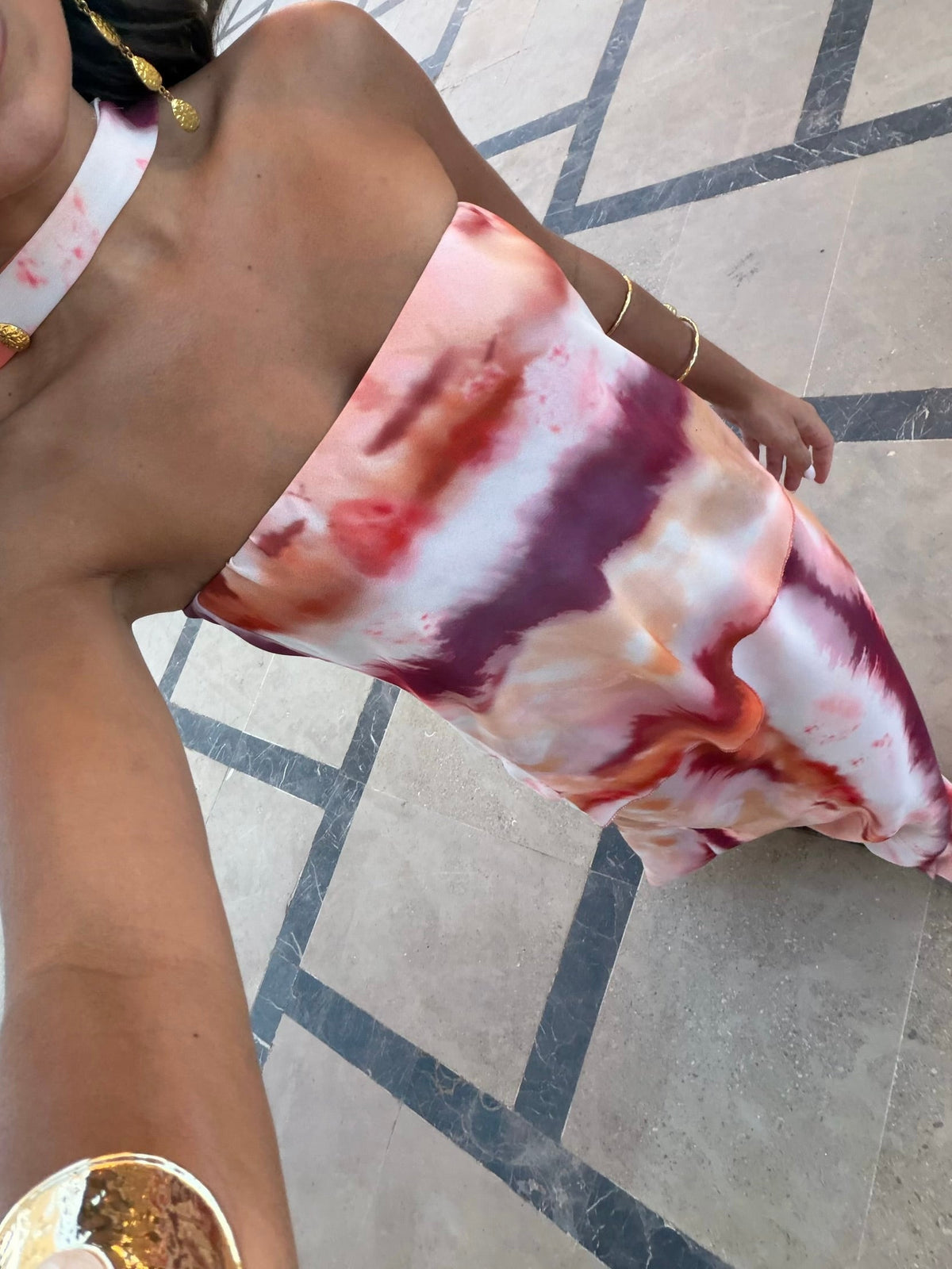 Vestido largo tie-dye multicolor con tela fluida y lazo lateral