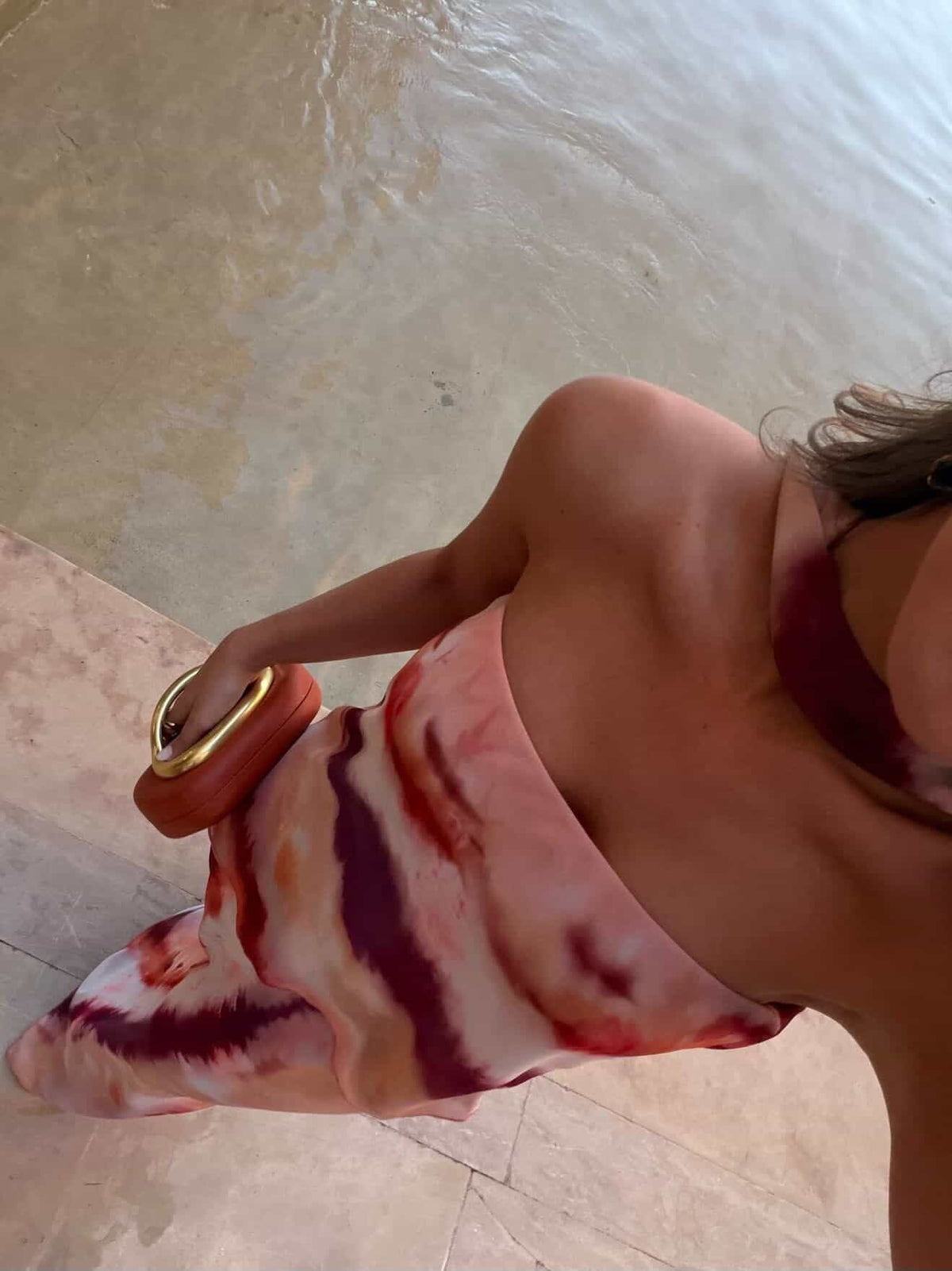 Vestido largo estampado tie-dye en rosa, vino y blanco, tela fluida y falda con vuelo