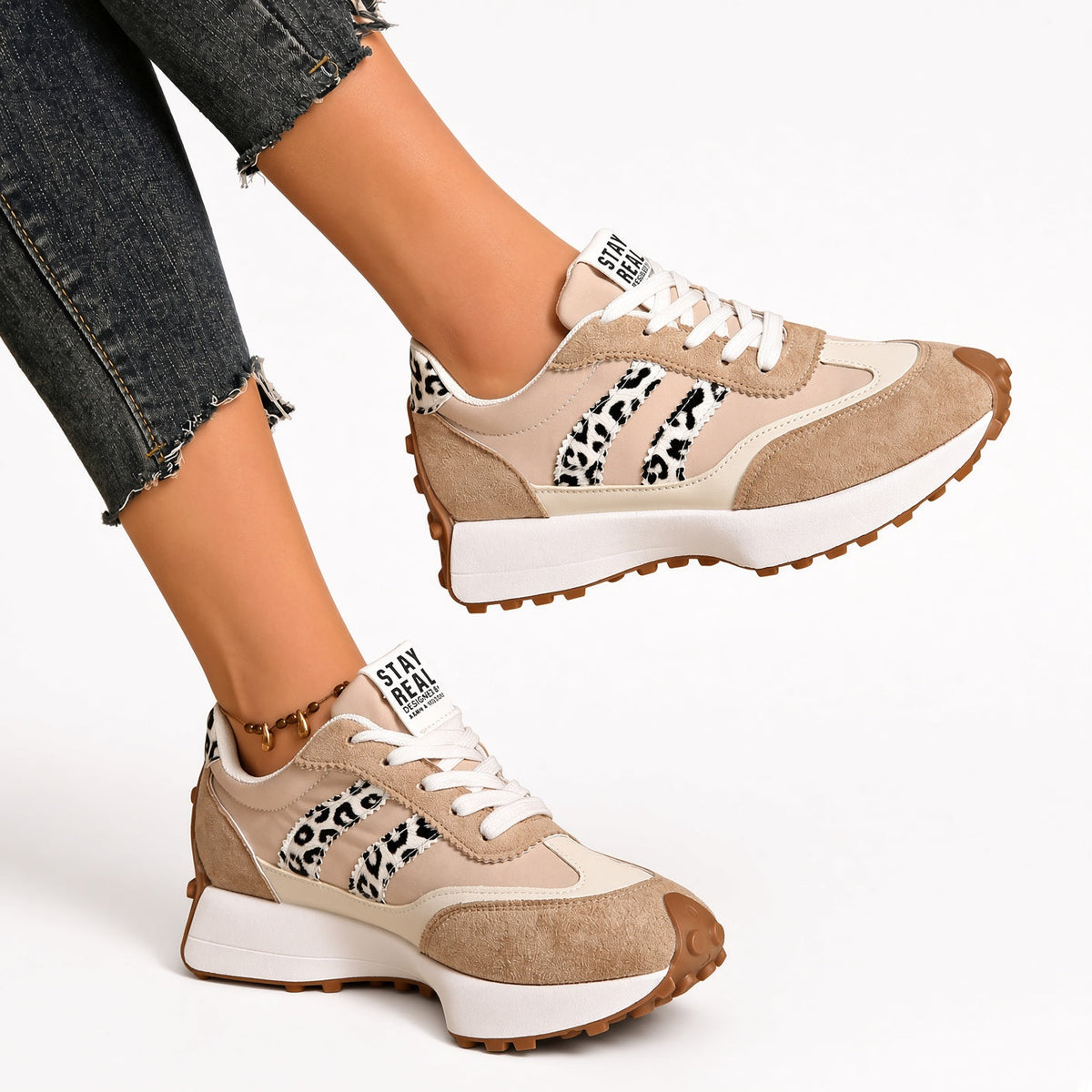 Zapatillas retro cómodas beige con estampado leopardo en paneles y suela marrón