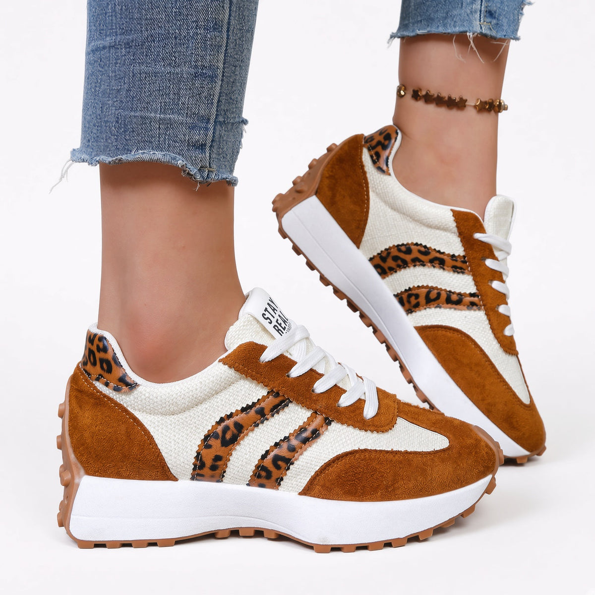 Zapatillas retro cómodas blancas con paneles marrón teja y estampado leopardo