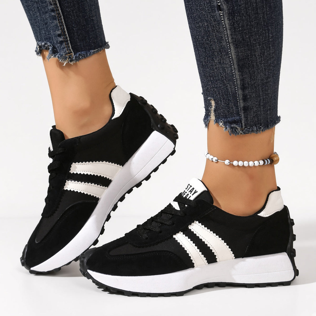 Zapatillas retro cómodas negras con tiras blancas y suela gruesa blanca y negra