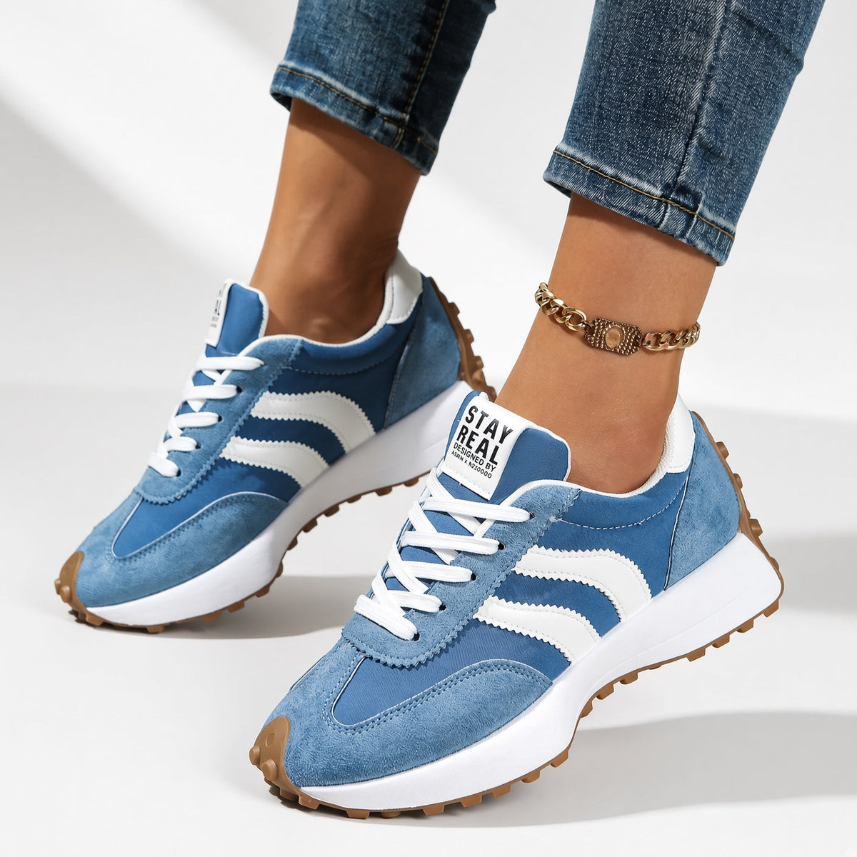 Zapatillas retro cómodas azul claro con tiras blancas, cordones blancos y suela marrón