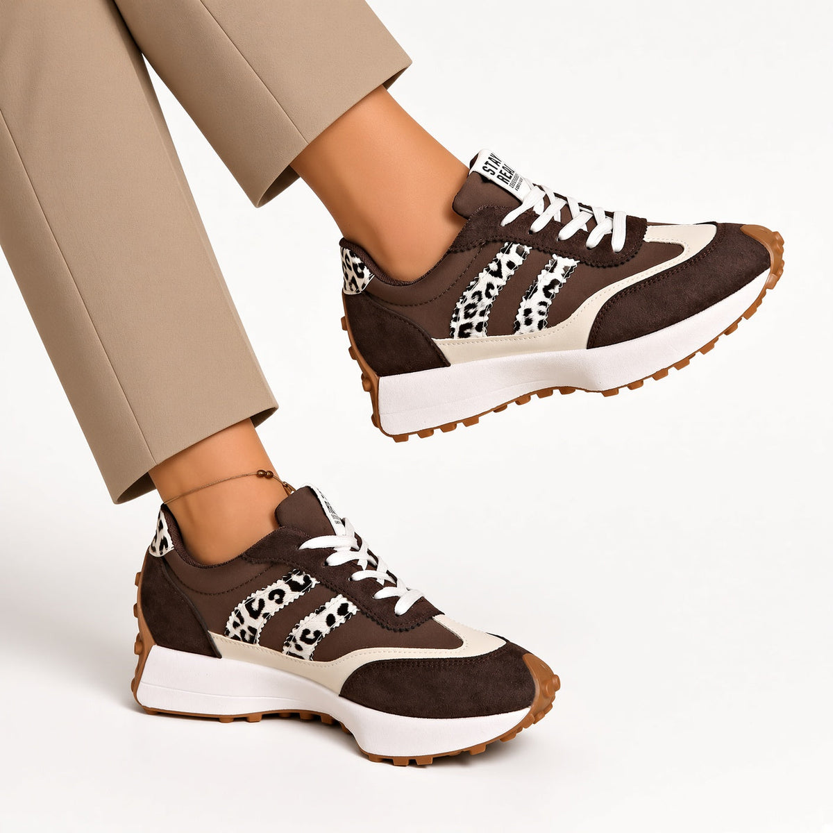 Zapatillas retro cómodas marrones con estampado leopardo blanco y suela blanca gruesa
