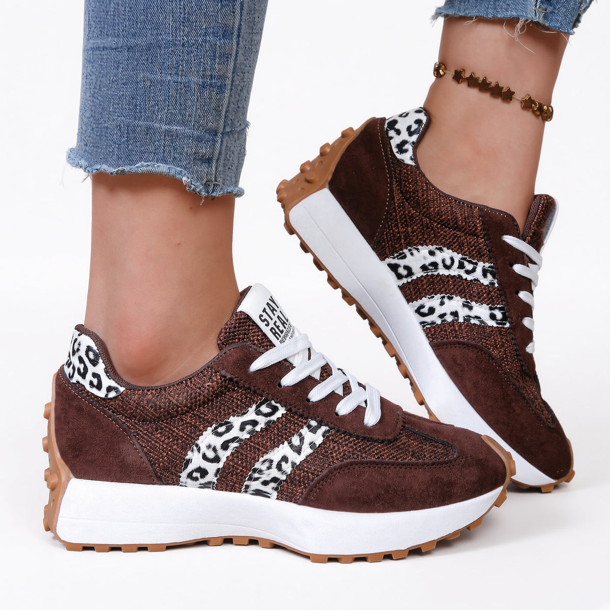Zapatillas retro cómodas marrones con estampado leopardo y cordones blancos, suela clara