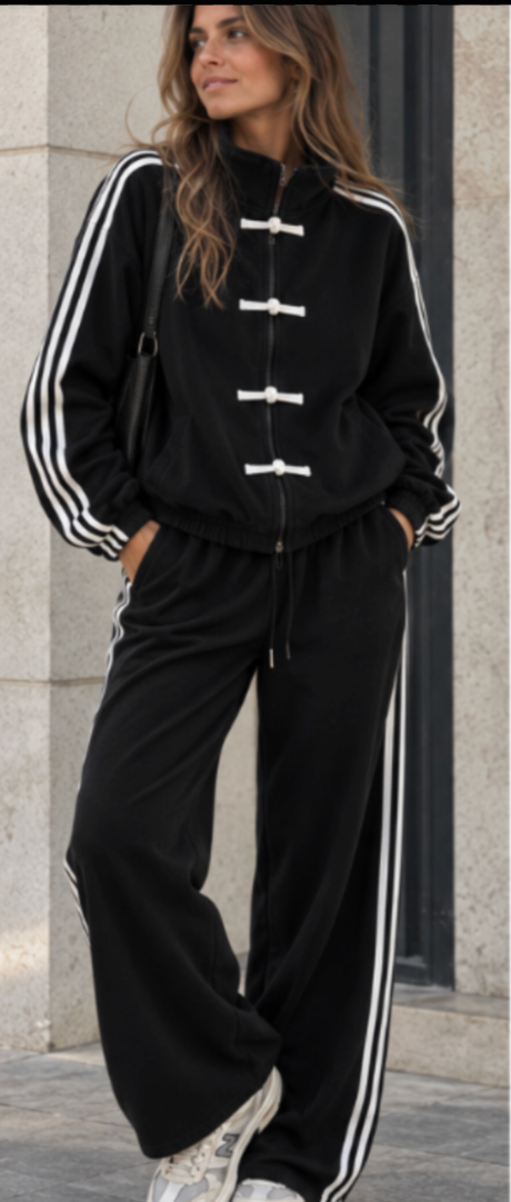 Conjunto de chaqueta con capucha y pantalón negro con rayas blancas y broches