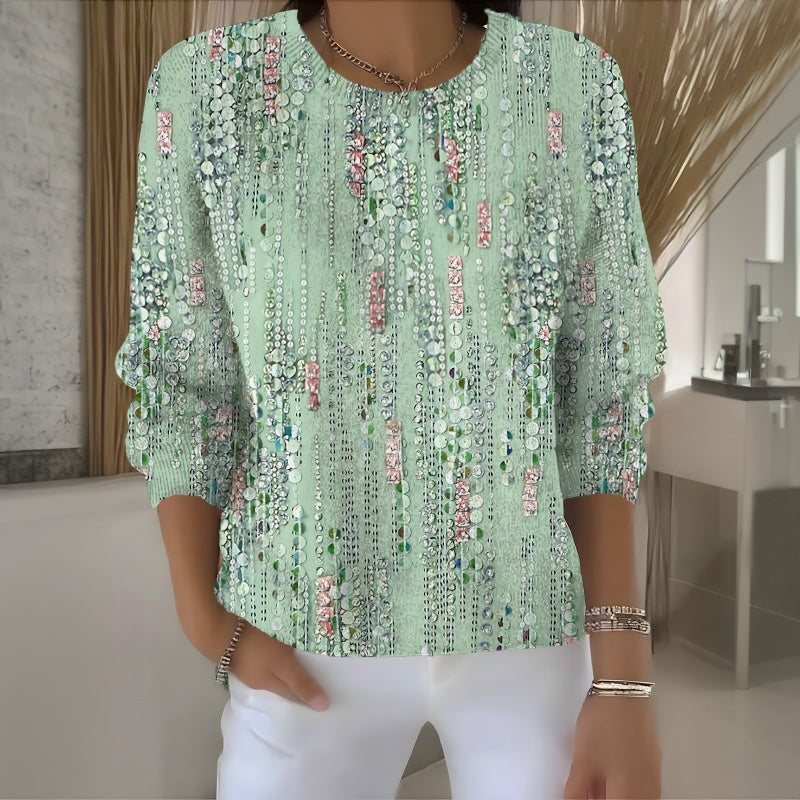 Blusa ligera verde con cuello redondo y bordado de abalorios, mangas tres cuartos.