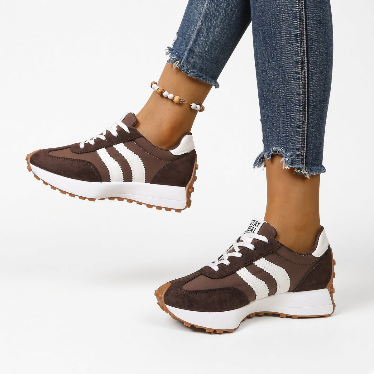 Zapatillas retro cómodas marrones con tiras blancas y cordones blancos, suela marrón