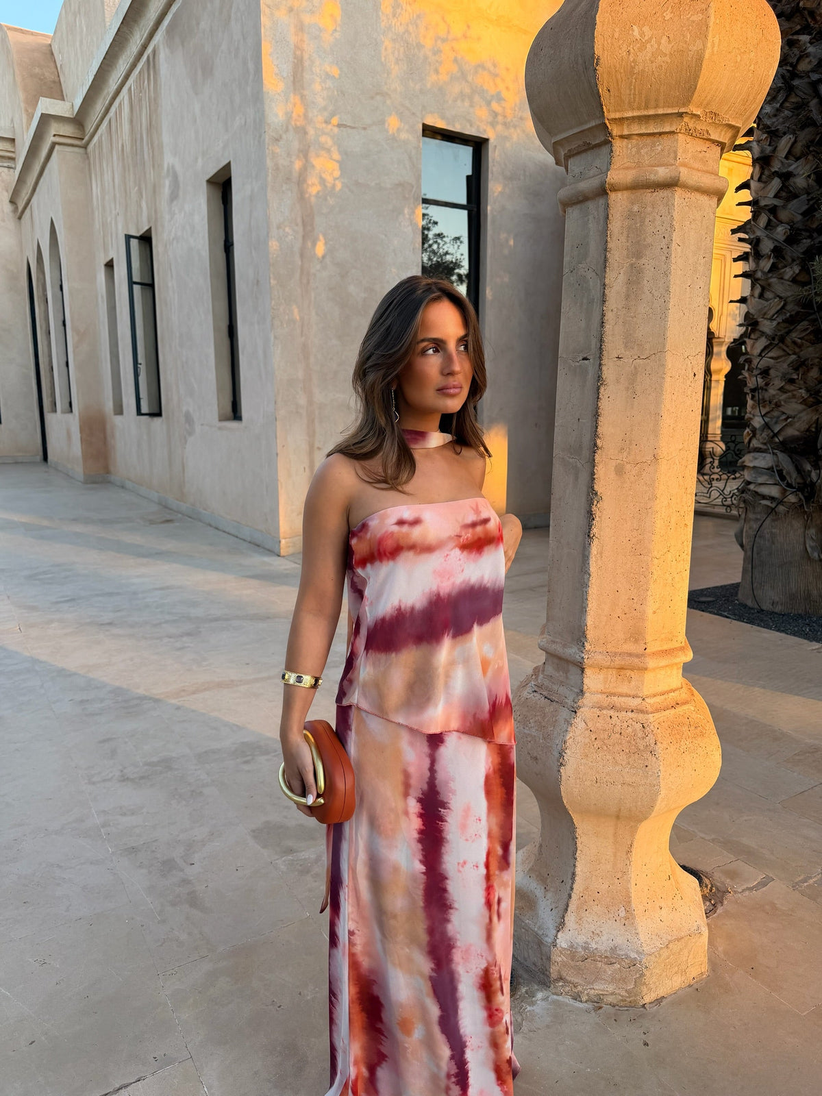 Vestido largo sin mangas estampado tie-dye multicolor con lazo trasero