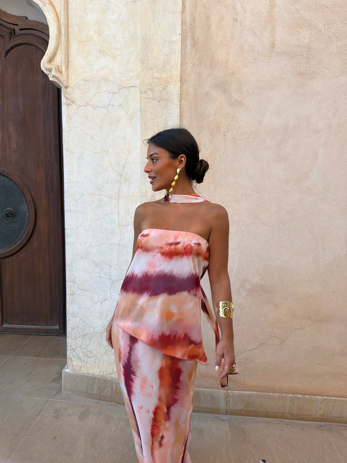 Vestido largo sin mangas tie-dye multicolor con espalda descubierta y tiras largas