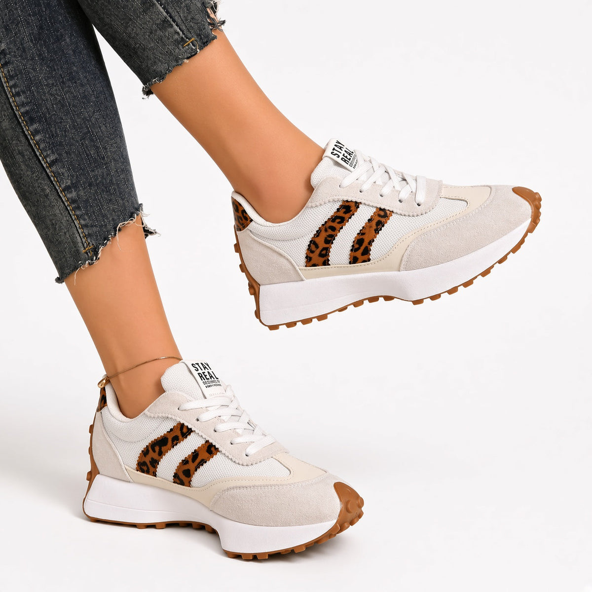 Zapatillas retro cómodas beige con tiras negras y estampado leopardo, cordones blancos