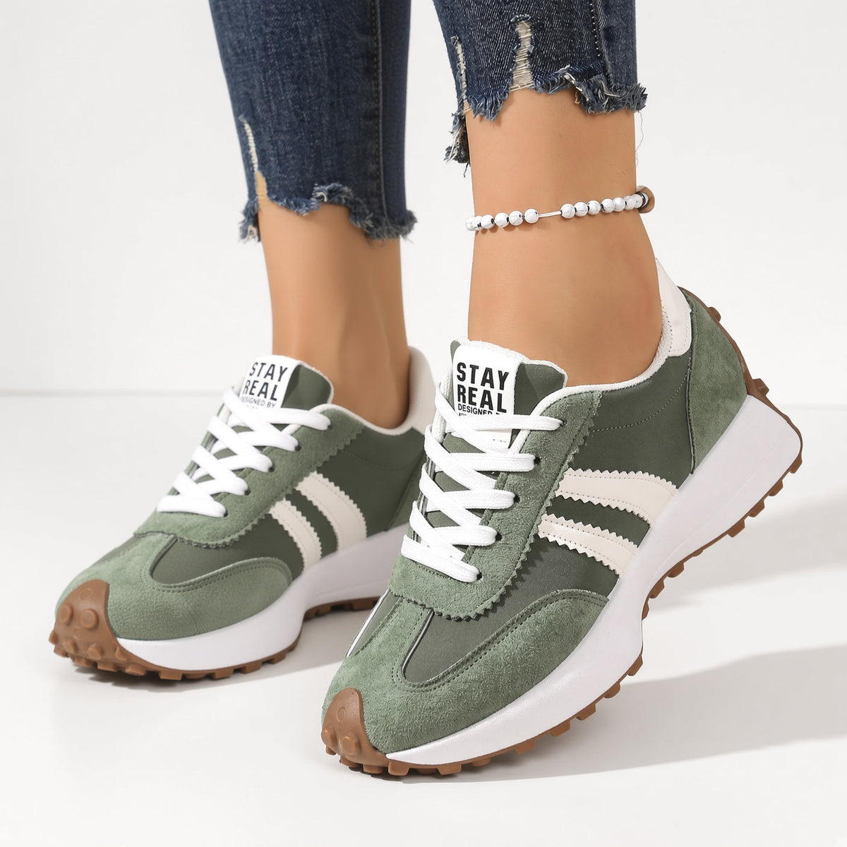 Zapatillas retro cómodas verde oliva con tiras blancas, cordones blancos y suela marrón