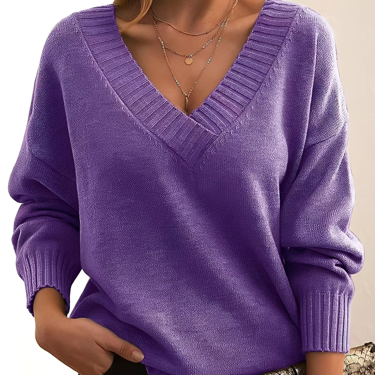 Suéter ligero holgado de mujer violeta con escote pico y puños de punto acanalado.