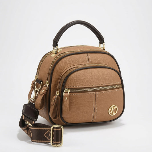 Bolso bandolera compacto de cuero marrón con cremallera frontal y asa superior, placa K.