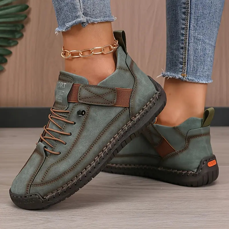 Zapatilla ortopédica verde oliva con cordones y suela acolchada oscura