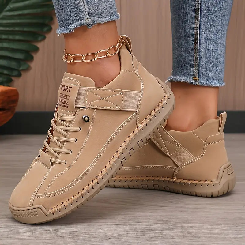 Zapatilla ortopédica beige con tira al tobillo, cordones y suela dentada