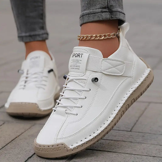 Zapatilla ortopédica blanca con cordones y costuras decorativas, suela tipo bota
