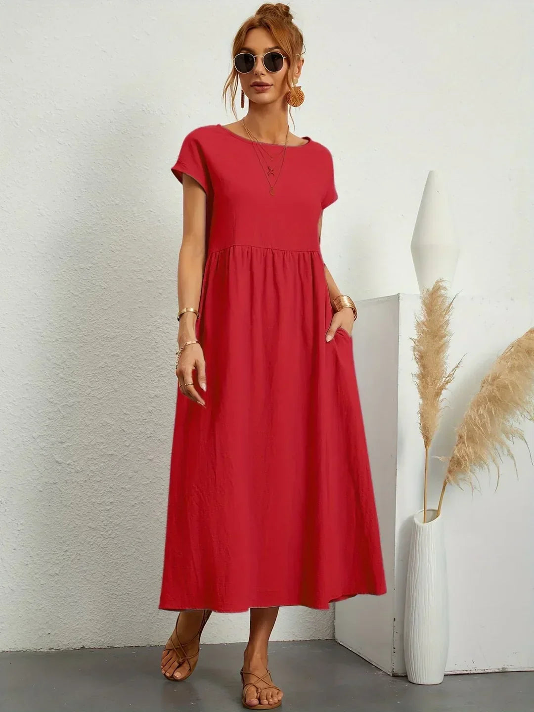 Vestido midi fluido rojo, cuello redondo, manga corta y falda amplia con frunce