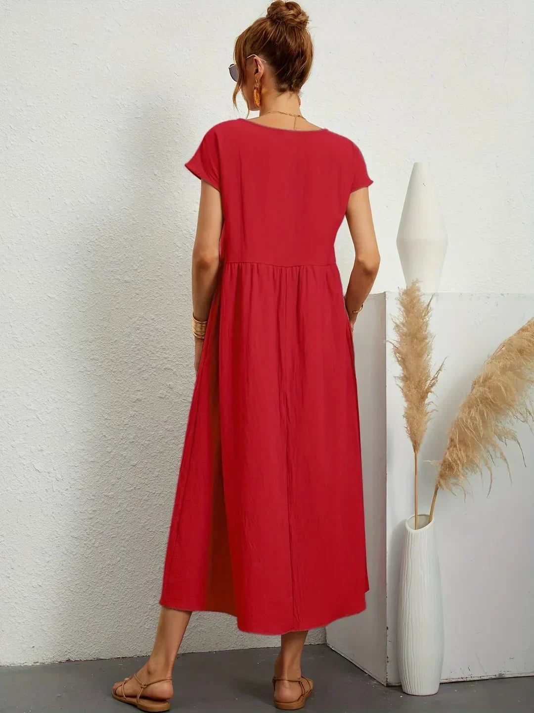Vestido midi fluido rojo con espalda lisa y falda amplia con fruncidos.
