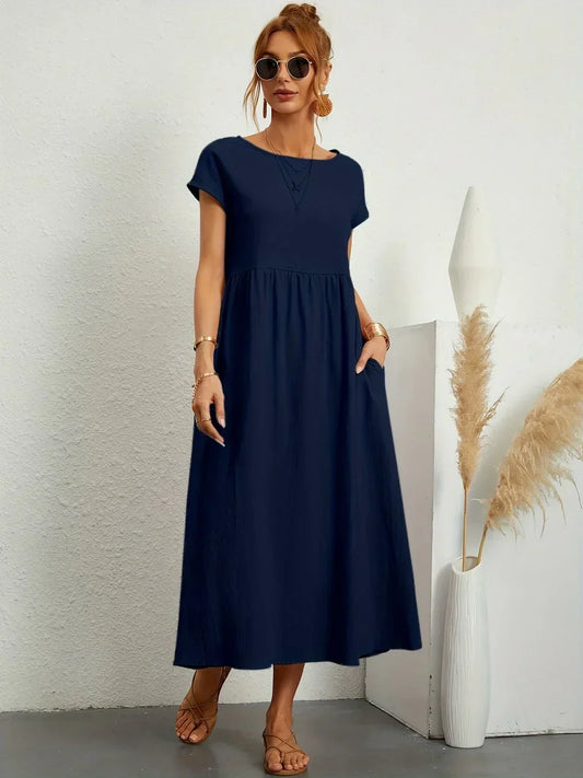 Vestido midi fluido azul marino, cuello redondo, manga corta y falda amplia