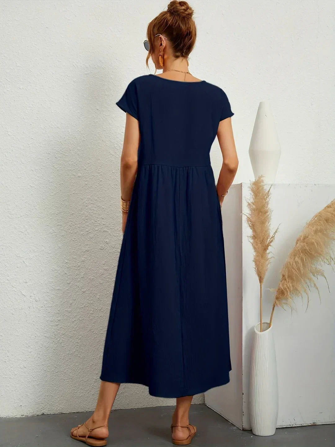 Vestido midi fluido azul marino con espalda vista y falda con vuelo