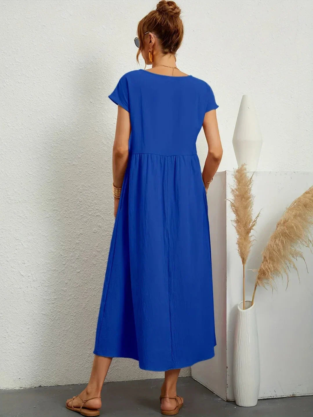 Vestido midi fluido azul, espalda descubierta sin cierre, con caída suelta