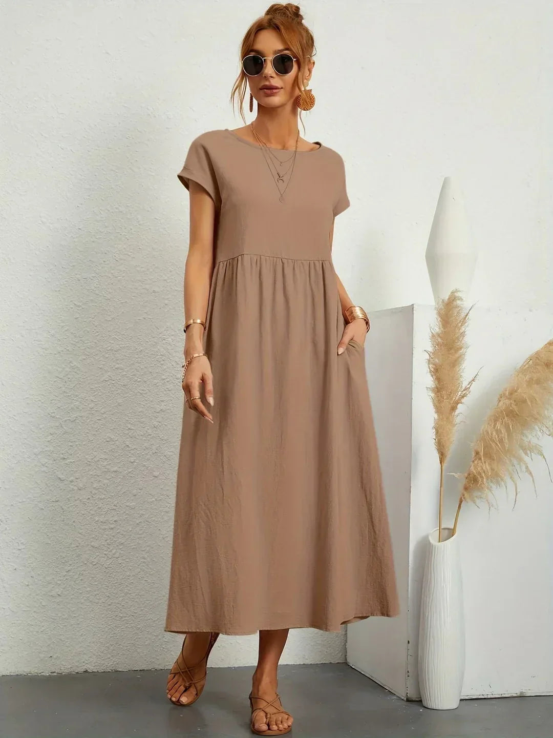 Vestido midi fluido marrón, cuello redondo, manga corta y frunce en la cintura