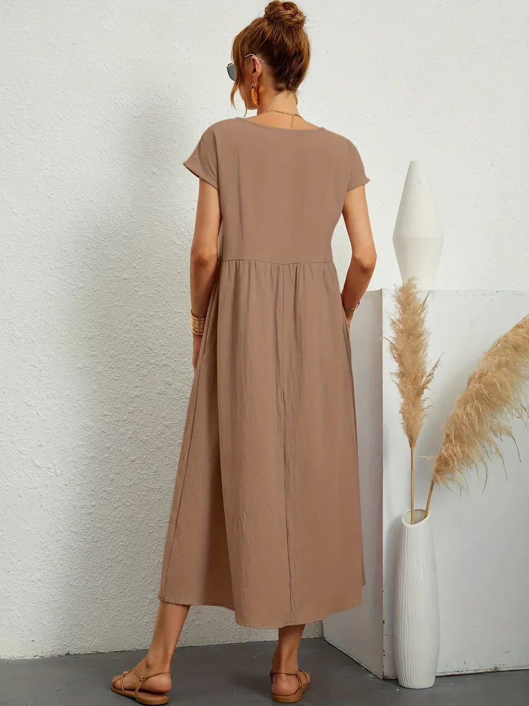 Vestido midi fluido marrón con espalda lisa y fruncido en la cintura.