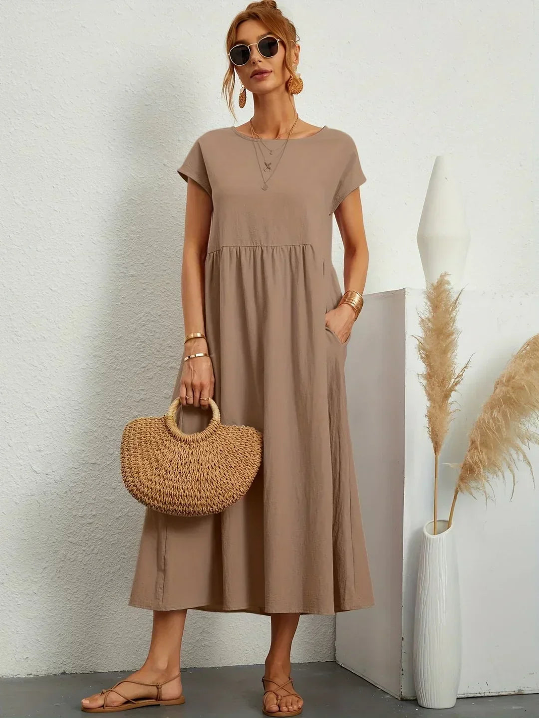 Vestido midi fluido marrón claro, cuello redondo, manga corta y falda con frunces