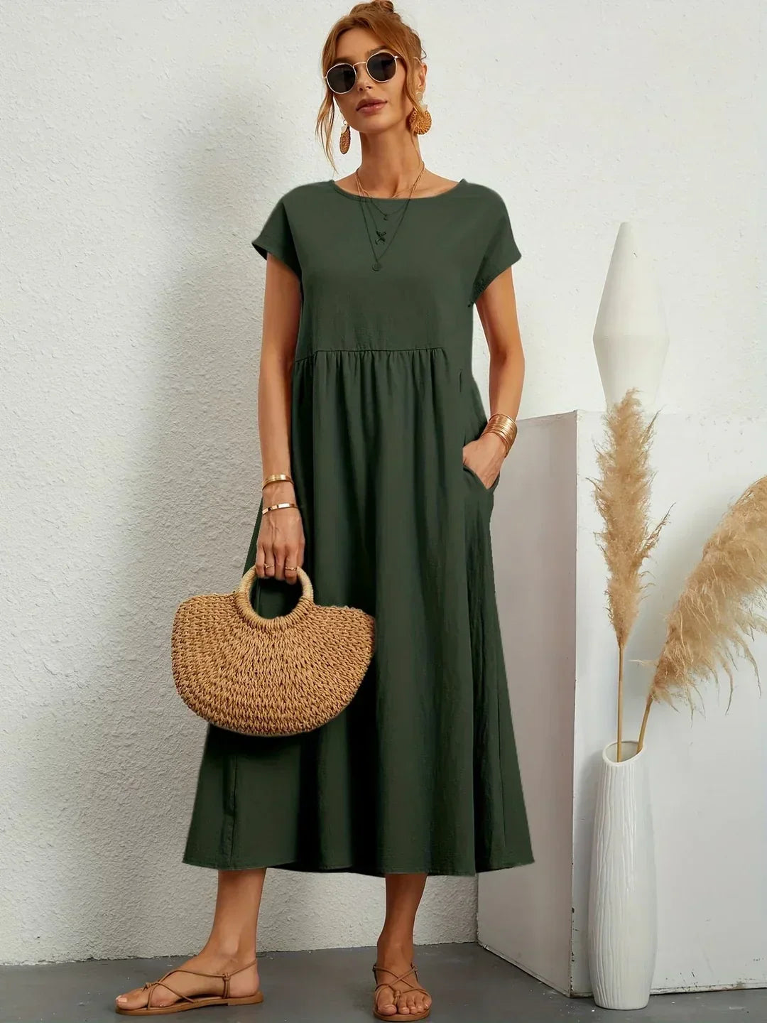Vestido midi fluido verde militar, cuello redondo, manga corta y frunce en el bajo