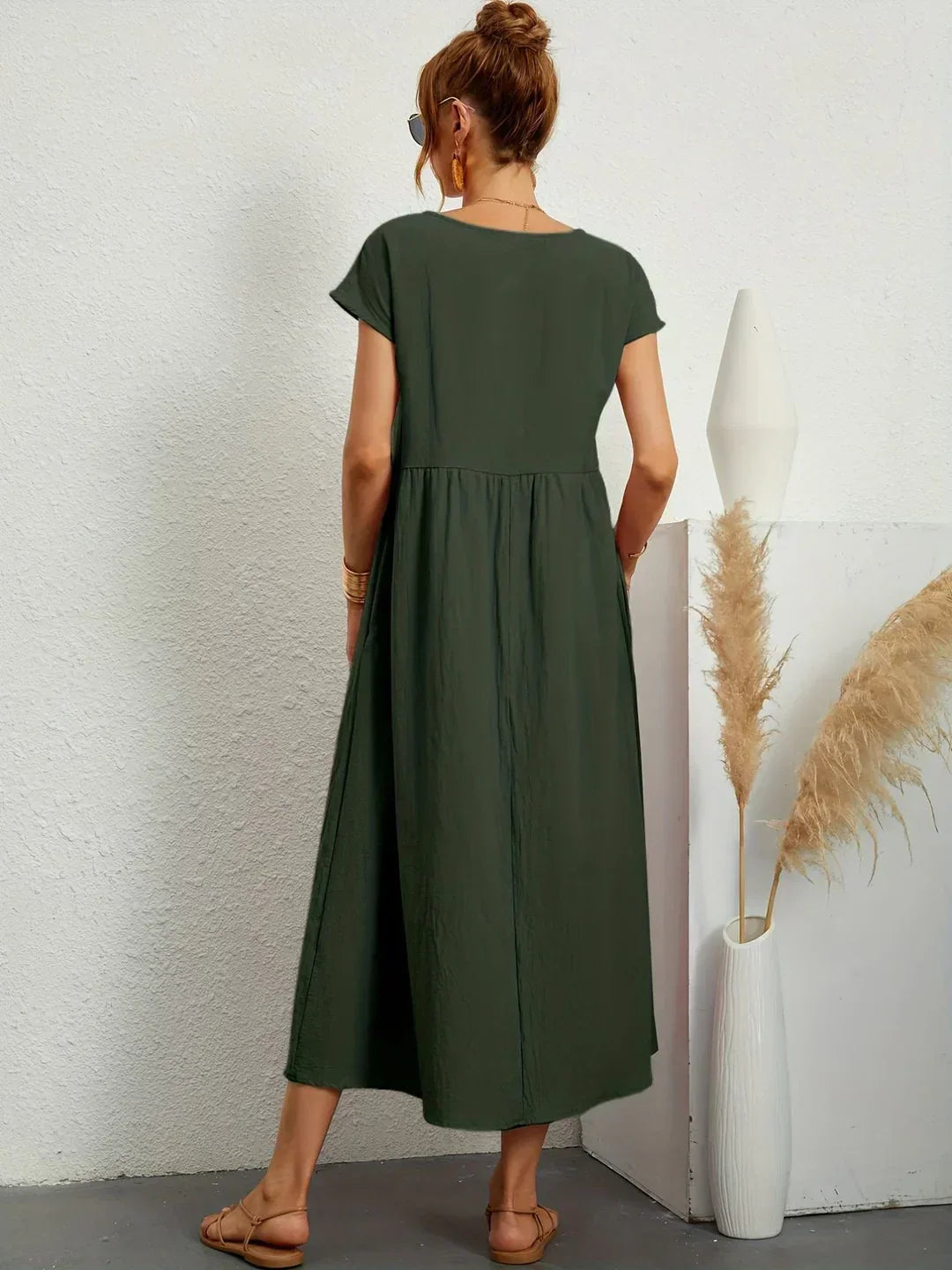 Vestido midi fluido verde militar con espalda vista y falda con vuelo