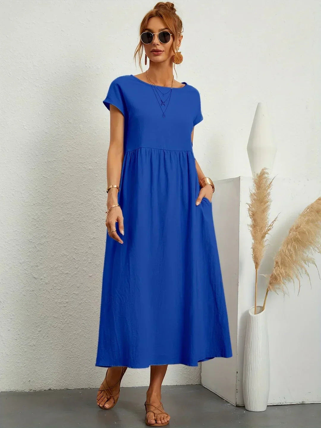 Vestido midi fluido azul celeste, cuello redondo, manga corta y caída suelta