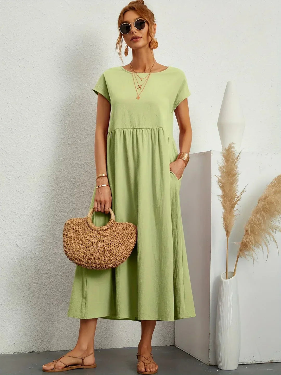 Vestido midi fluido verde menta, cuello redondo, manga corta y falda amplia