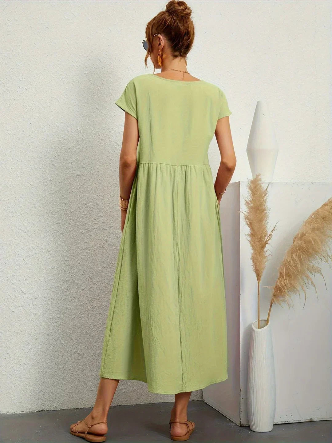 Vestido midi fluido verde menta con escote redondo y fruncido en la cintura.
