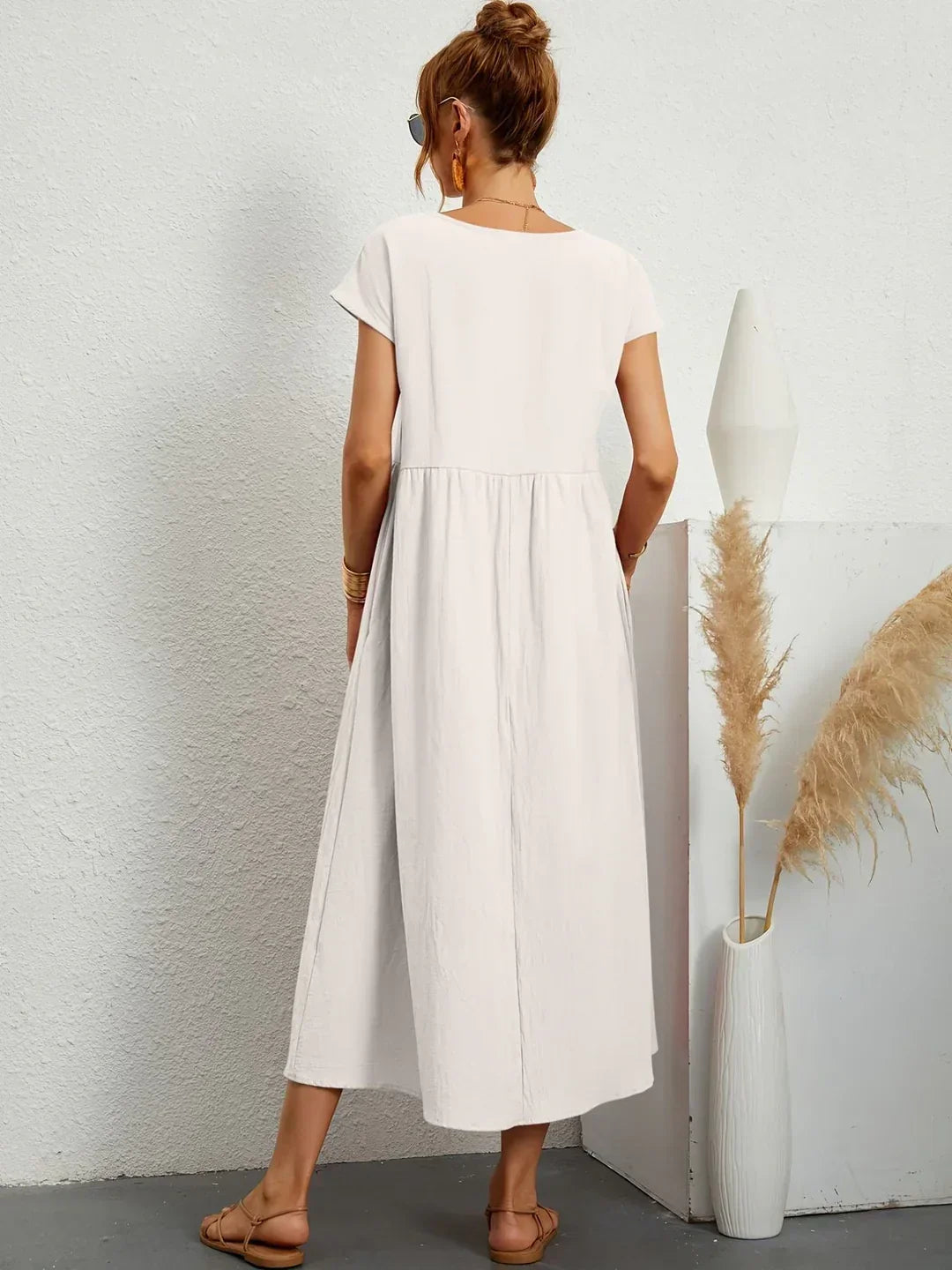 Vestido midi fluido blanco con espalda descubierta parcial y cintura fruncida